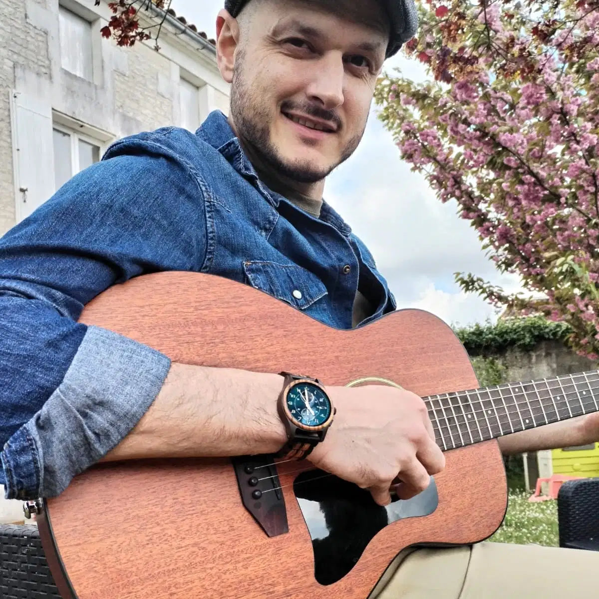 Homme portant La Charentaise au poignet en jouant de la guitare