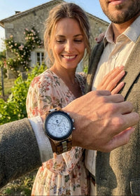 Montre La Périgord portée au poignet par un homme en extérieur