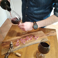 Montre La Charentaise portée au poignet lors d’un moment convivial