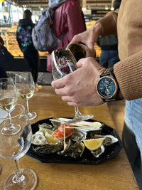 Montre La Charentaise portée au poignet pendant un moment de dégustation