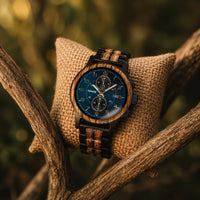 Montre La Charentaise posée dans son coffret en bois