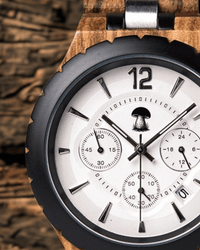 Gros plan de la montre en bois homme La Périgord