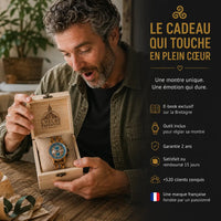 Homme découvrant La Bretonne dans son coffret cadeau en bois