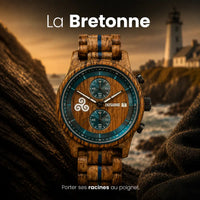 Montre La Bretonne en bois présentée devant un paysage de Bretagne