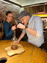 Deux hommes partageant un moment convivial autour de La Charentaise
