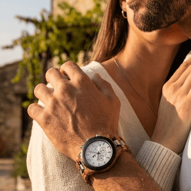 Montre La Périgord portée au poignet dans une scène de vie